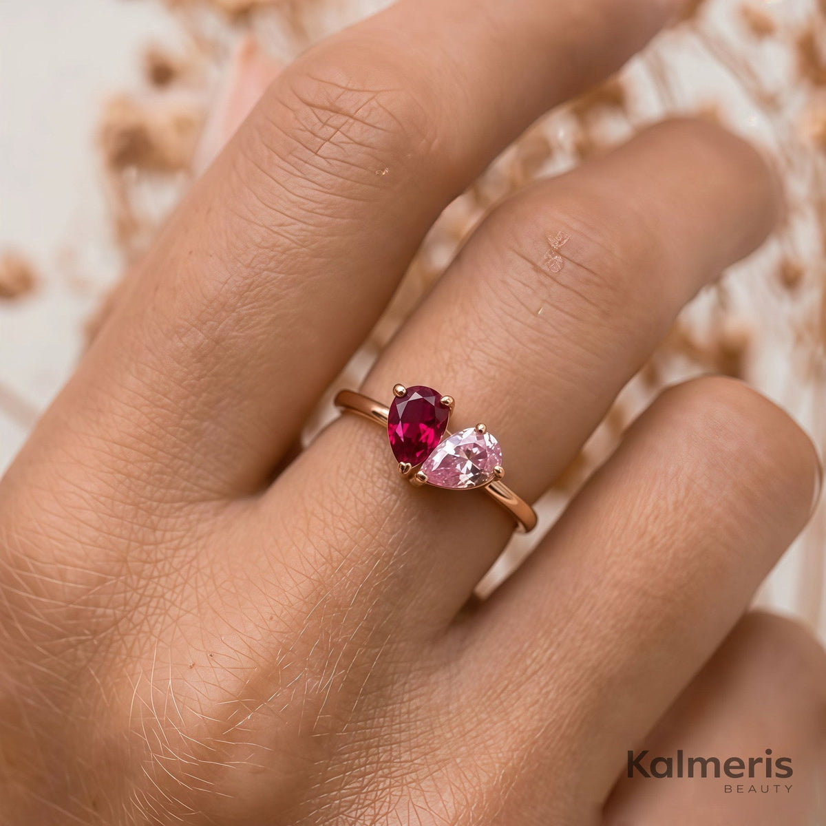 Liora Ring an der Hand
